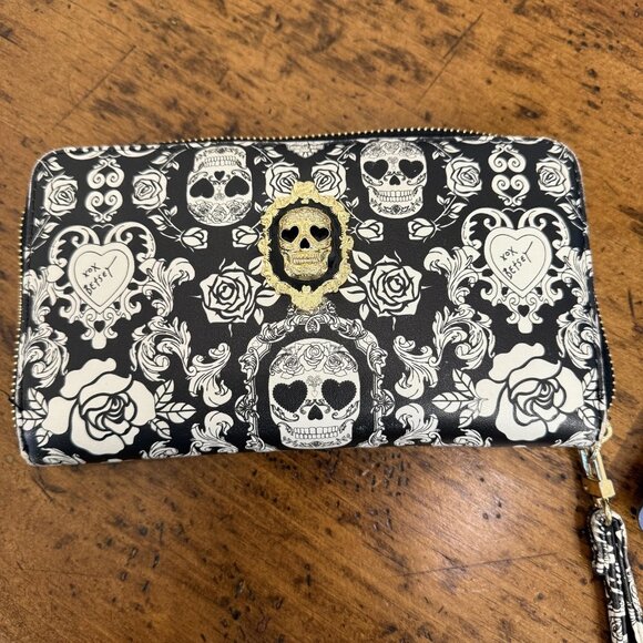 Betsey Johnson Skull Roses Heart Black White Wallet Wristlet - NWT - Picture 1 of 4